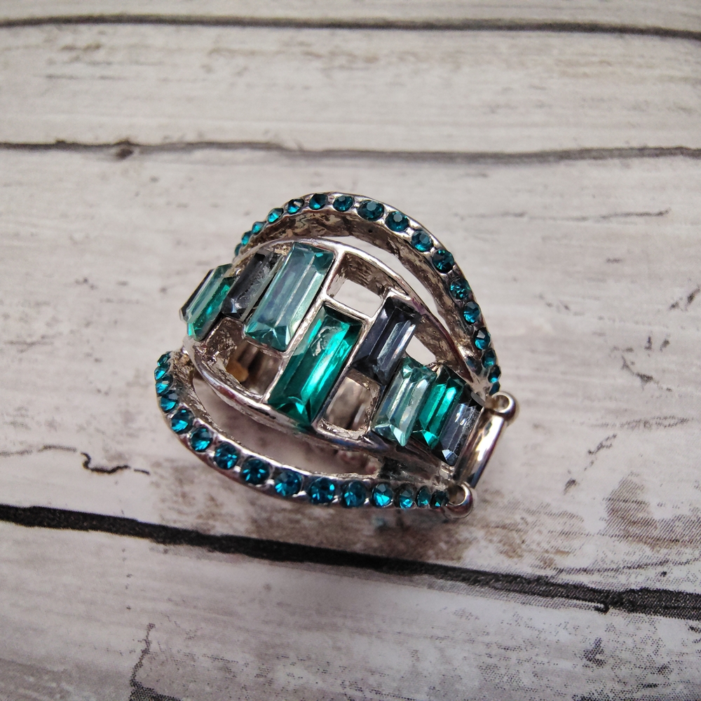Elegant Silver and Teal Gemstone Ring
